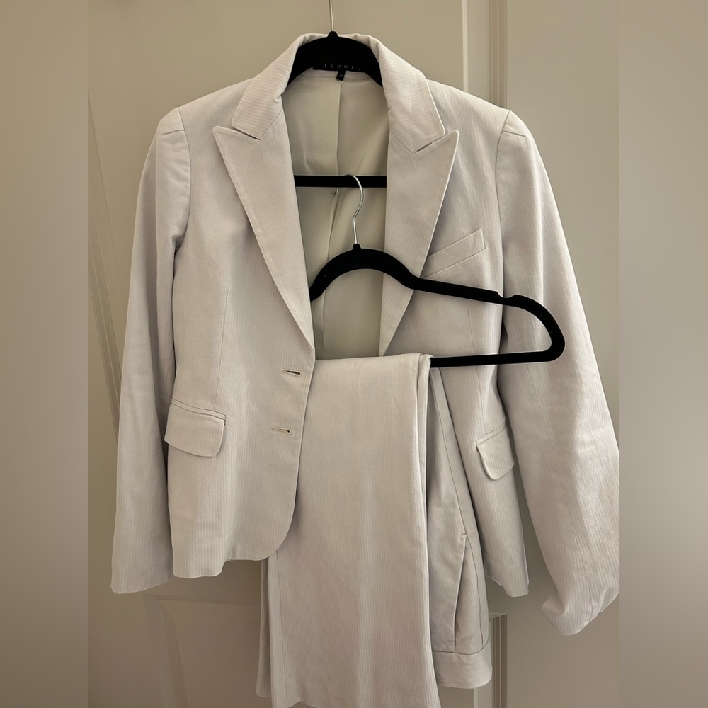 Theory Petite light gray suite